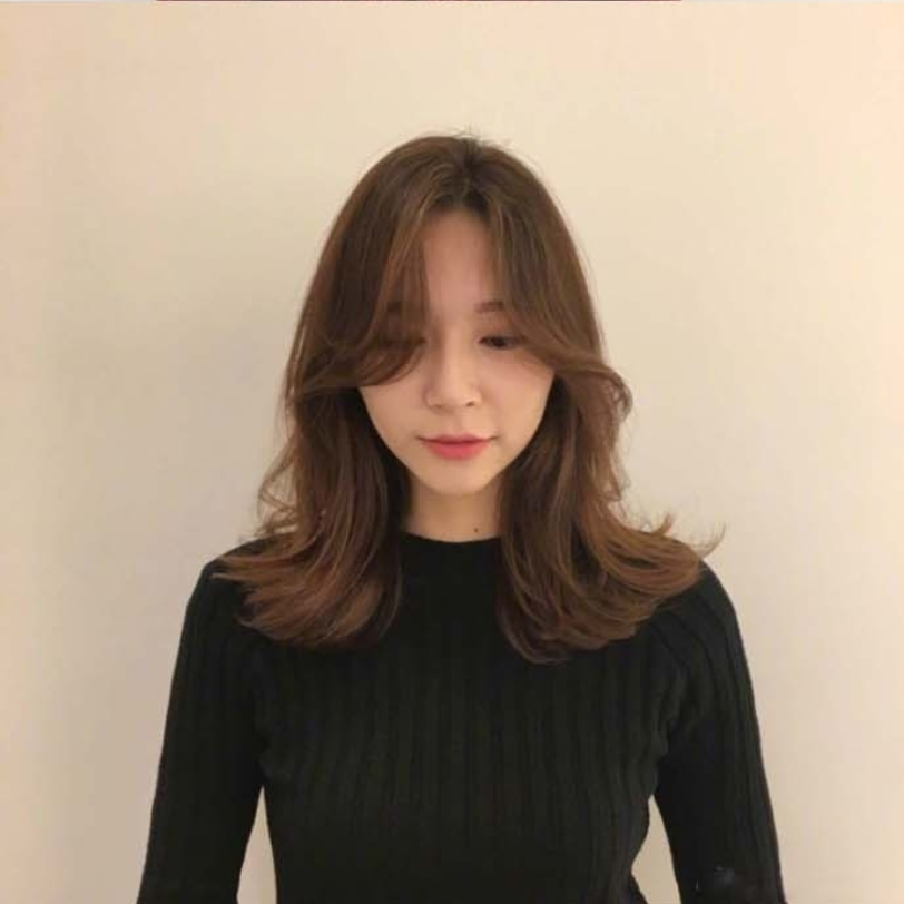 适合秋冬的棕色系大波浪卷发型美女自拍照 21