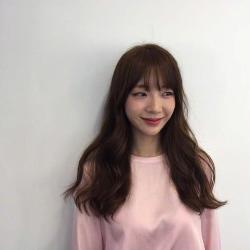 适合秋冬的棕色系大波浪卷发型美女自拍照 22