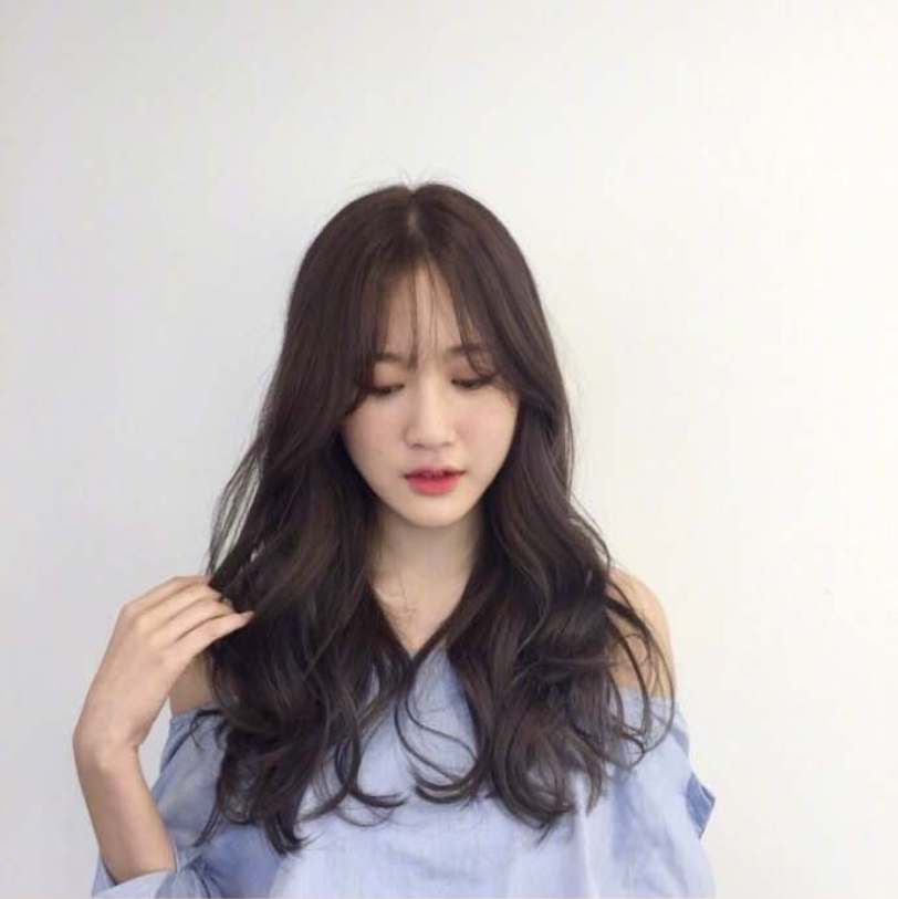 适合秋冬的棕色系大波浪卷发型美女自拍照 25