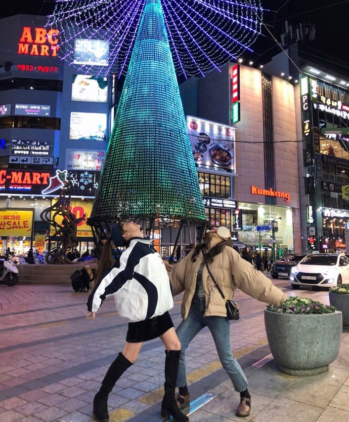 清纯闺蜜圣诞写真_闺蜜就是坐在一起即使我说的 2