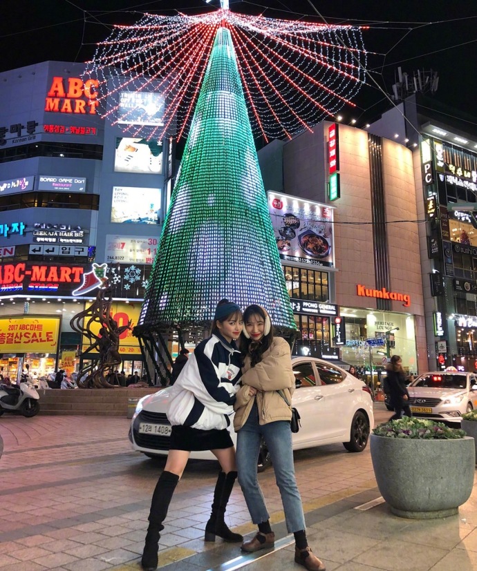 清纯闺蜜圣诞写真_闺蜜就是坐在一起即使我说的 4