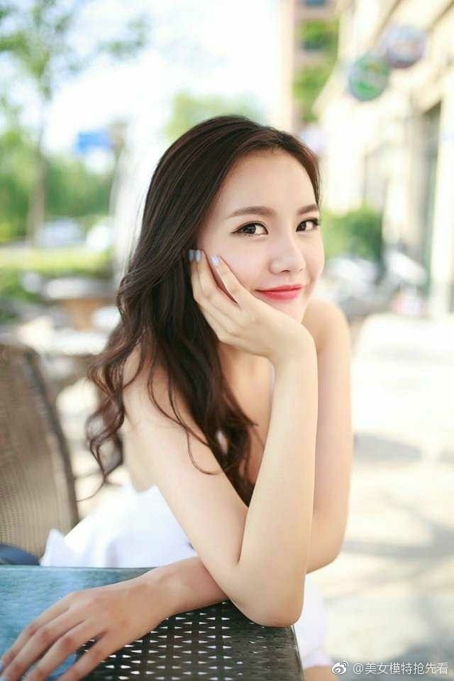性感美女大波浪卷长发成熟诱惑图片 5