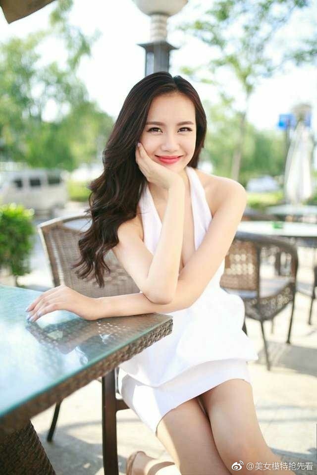 性感美女大波浪卷长发成熟诱惑图片 6