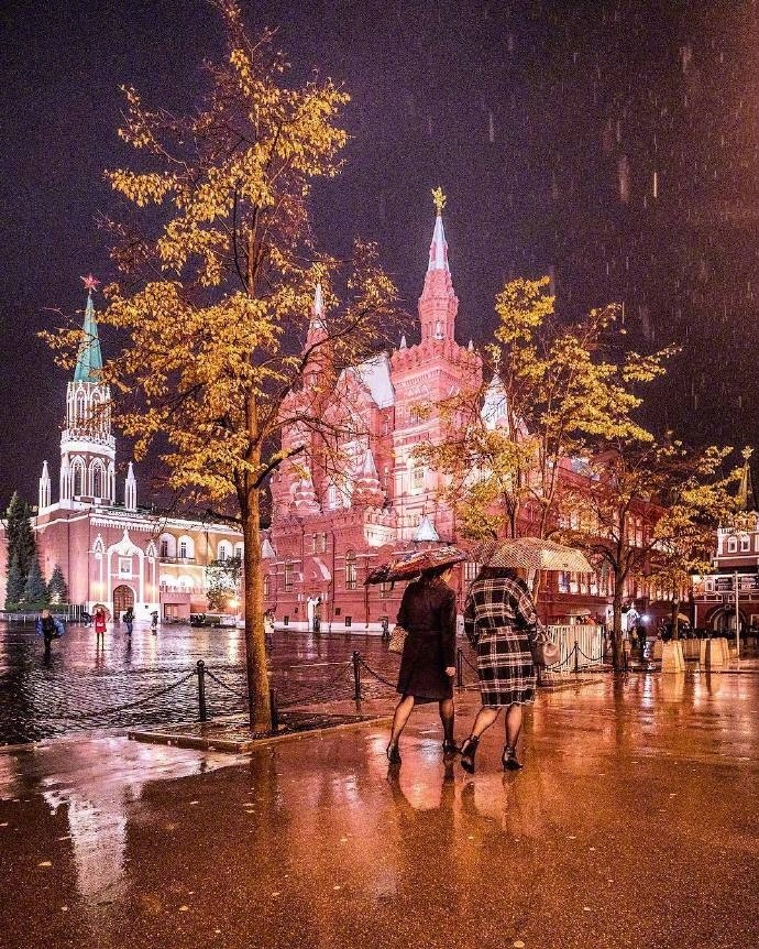 俄罗斯的冬季雨夜风景图片