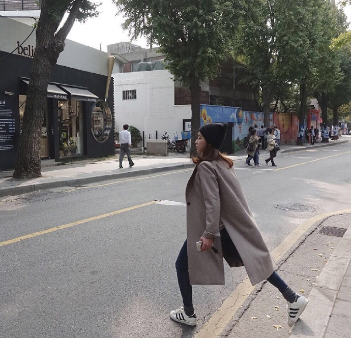 紧身牛仔裤搭配廓版大衣的穿衣搭配风格图片 7