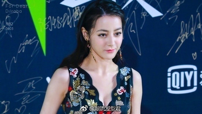 新疆美女明星不同时期的迪丽热巴飘逸长发美图 2