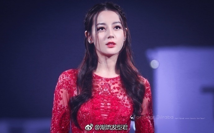新疆美女明星不同时期的迪丽热巴飘逸长发美图 3
