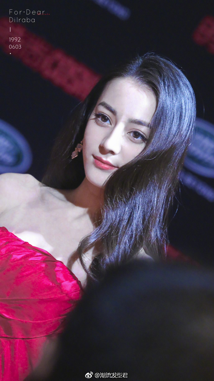 新疆美女明星不同时期的迪丽热巴飘逸长发美图 6