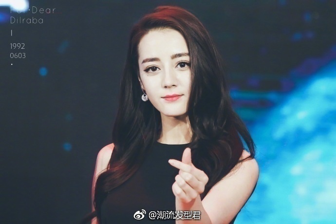 新疆美女明星不同时期的迪丽热巴飘逸长发美图 7
