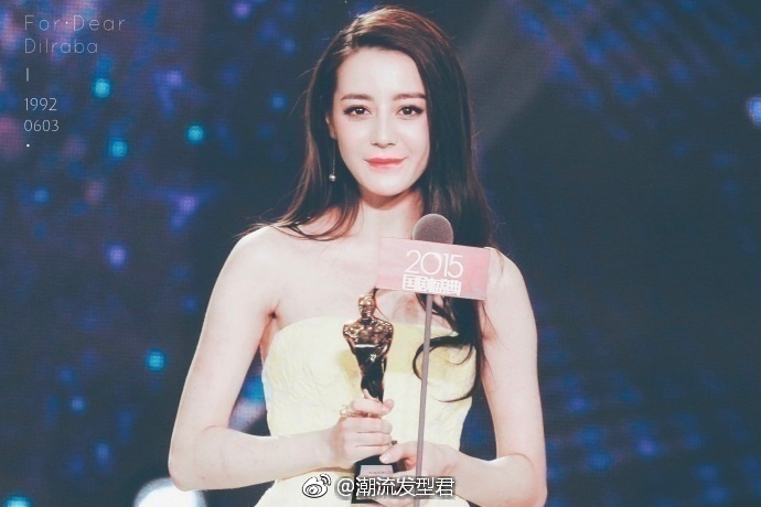 新疆美女明星不同时期的迪丽热巴飘逸长发美图 8