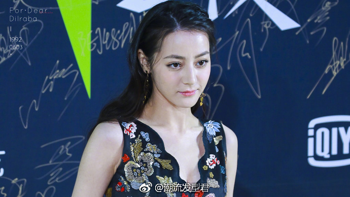新疆美女明星不同时期的迪丽热巴飘逸长发美图 9