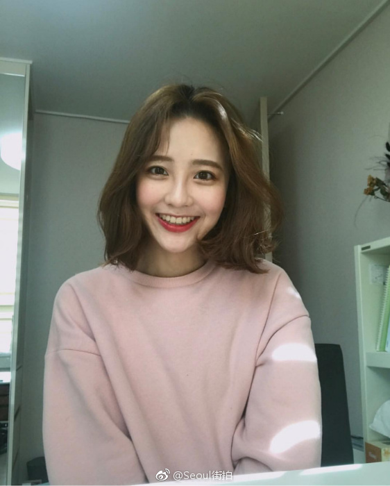 阳光美女自拍_自信的女生都爱笑所以她们运气好