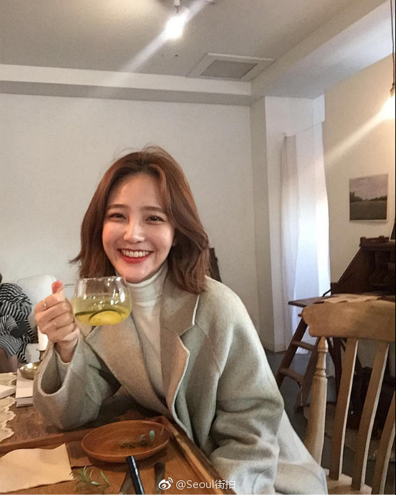 阳光美女自拍_自信的女生都爱笑所以她们运气好 6