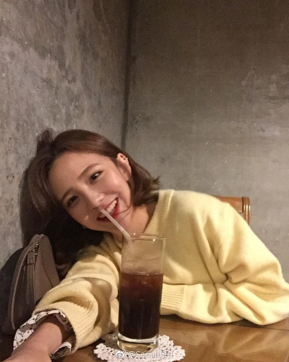 阳光美女自拍_自信的女生都爱笑所以她们运气好 9