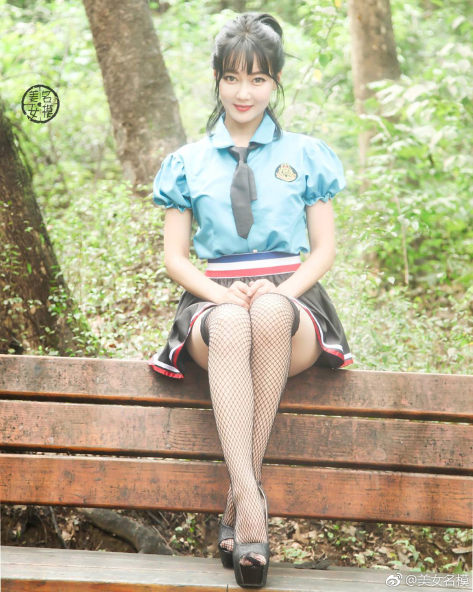 性感美女短裙配网袜性感图片你觉着赞不赞 3