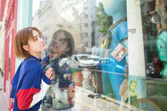 东北美女明星阚清子巴黎街头俏皮旅行街拍组图 7