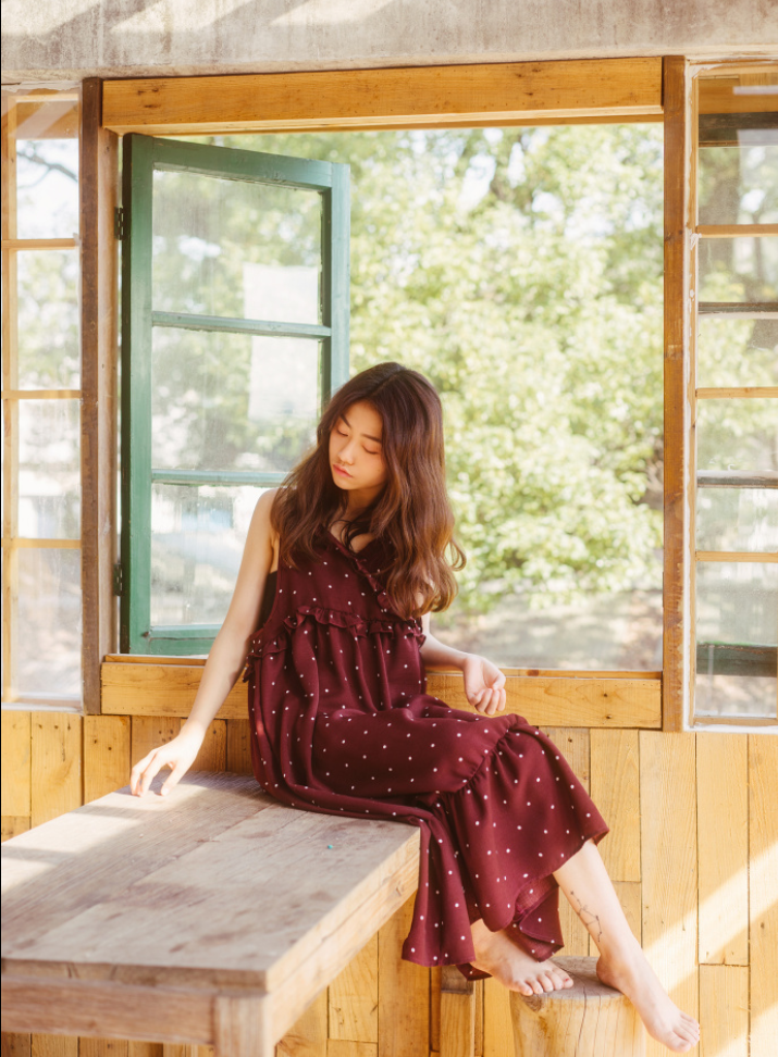 清纯美女酒红色连衣裙唯美写真 6