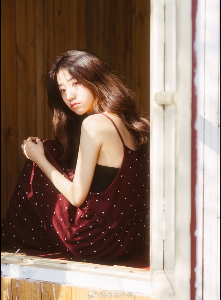 清纯美女酒红色连衣裙唯美写真 7