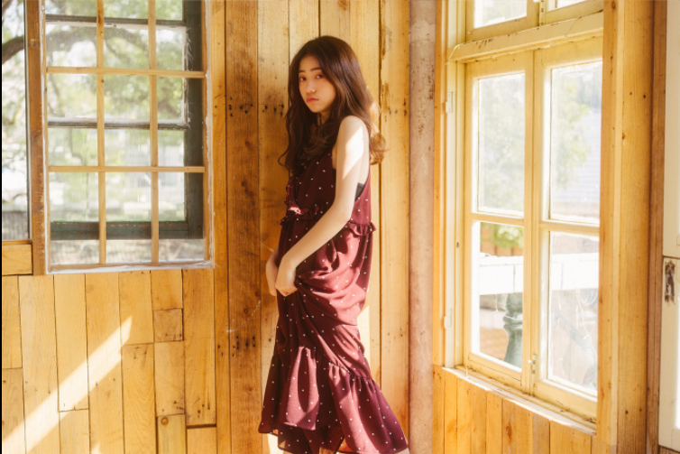清纯美女酒红色连衣裙唯美写真 9
