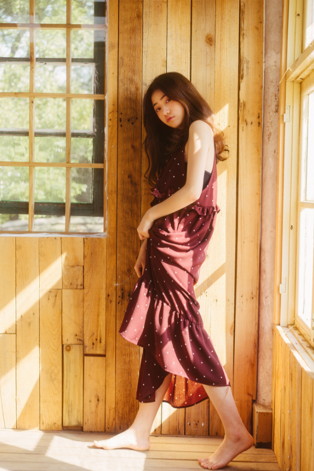清纯美女酒红色连衣裙唯美写真 13