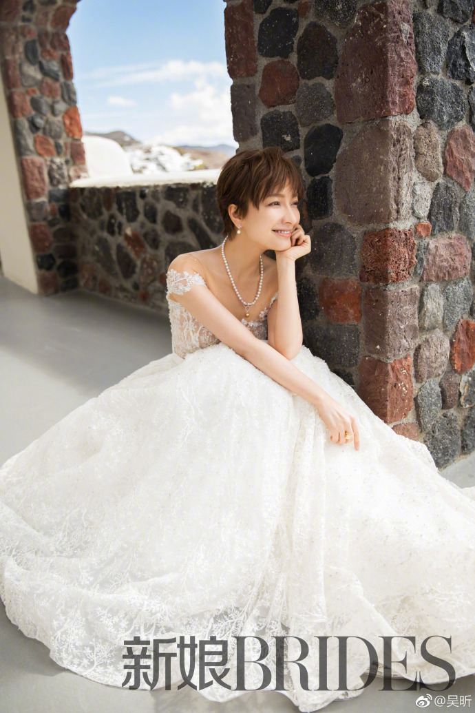 东北美女明星主持人吴昕新娘Brides婚纱封面大刊 2
