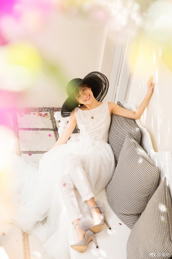 东北美女明星主持人吴昕新娘Brides婚纱封面大刊 3
