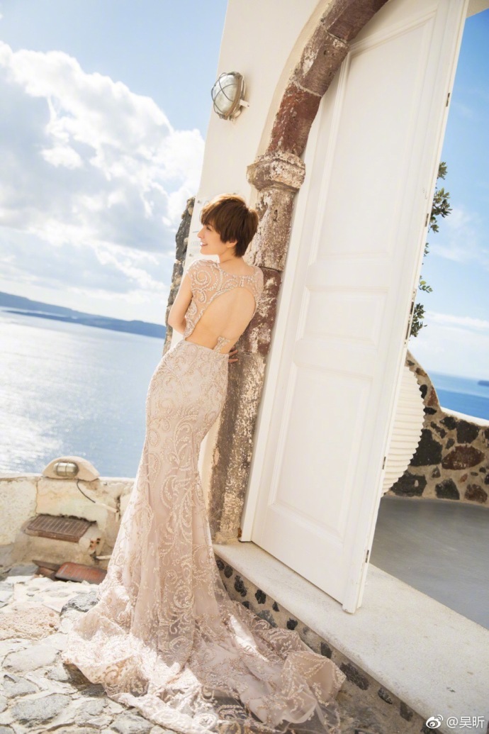 东北美女明星主持人吴昕新娘Brides婚纱封面大刊 4