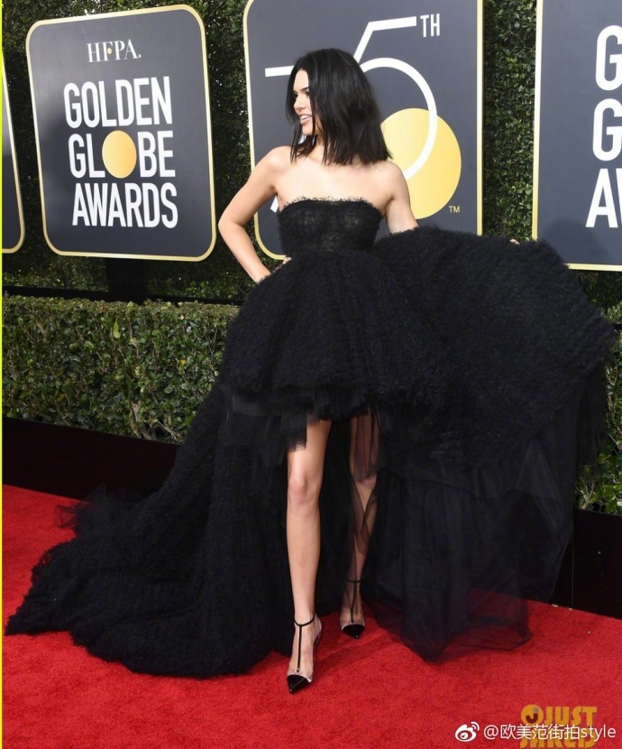 欧美美女明星Kendall Jenner肯豆穿黑色礼服出席 4