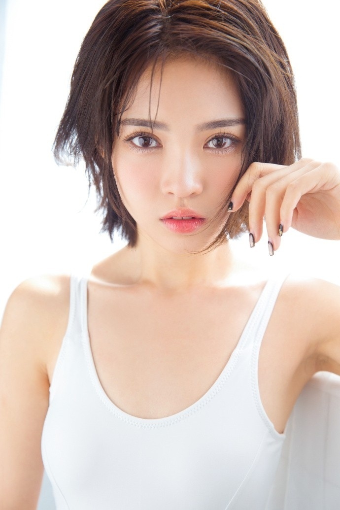 清纯美女白肌诱人纯净美眉白色吊带图片 2