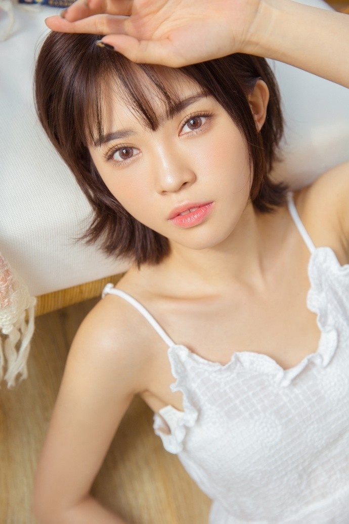清纯美女白肌诱人纯净美眉白色吊带图片 8