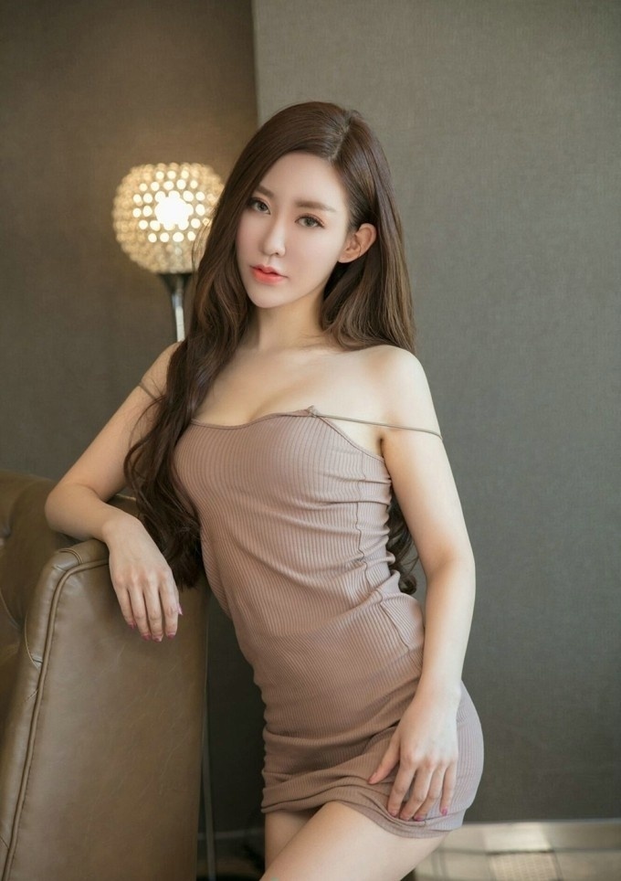 性感美女贴身吊带妩媚少妇香肩诱人图片 7