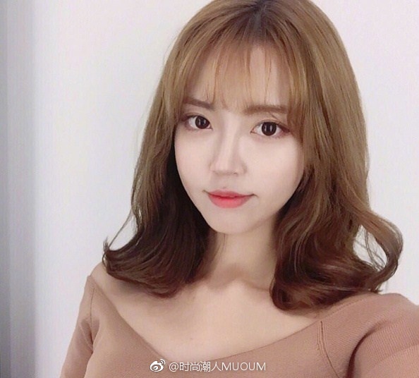半熟气质hair style齐肩卷发美女自拍照