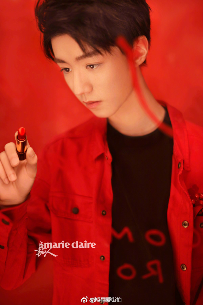 小鲜肉王俊凯新年红身穿Dolce & Gabbana西装登上《 2