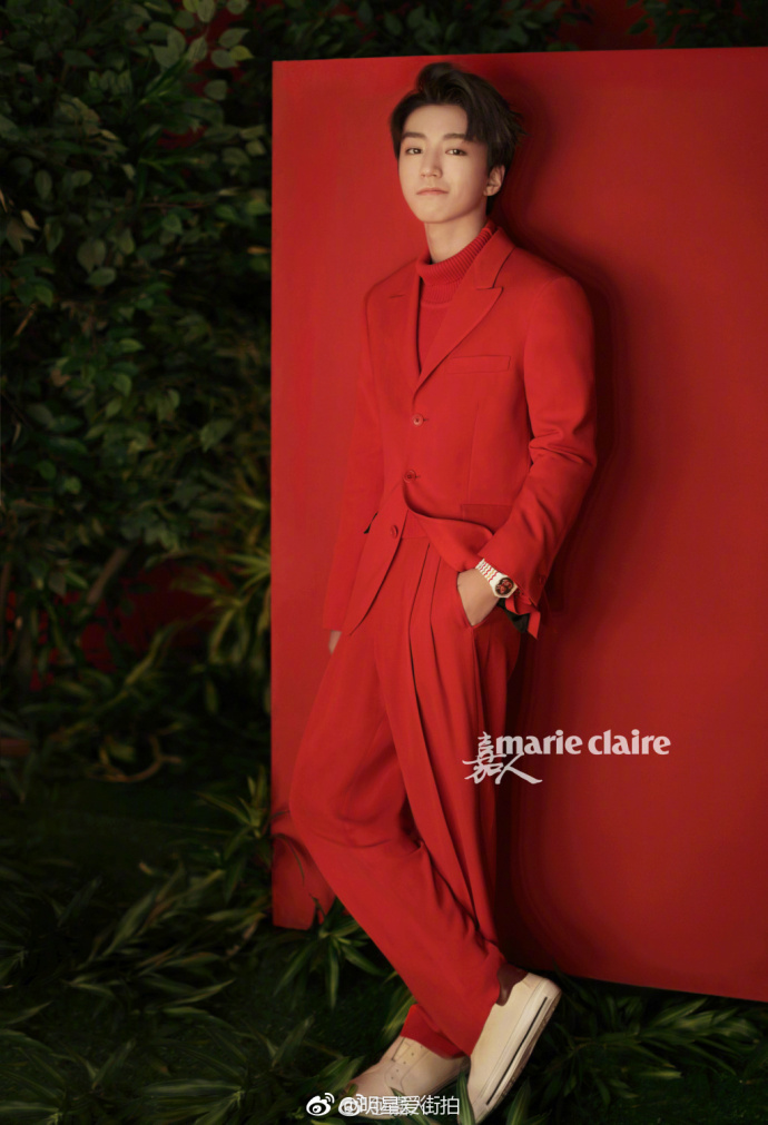 小鲜肉王俊凯新年红身穿Dolce & Gabbana西装登上《 3