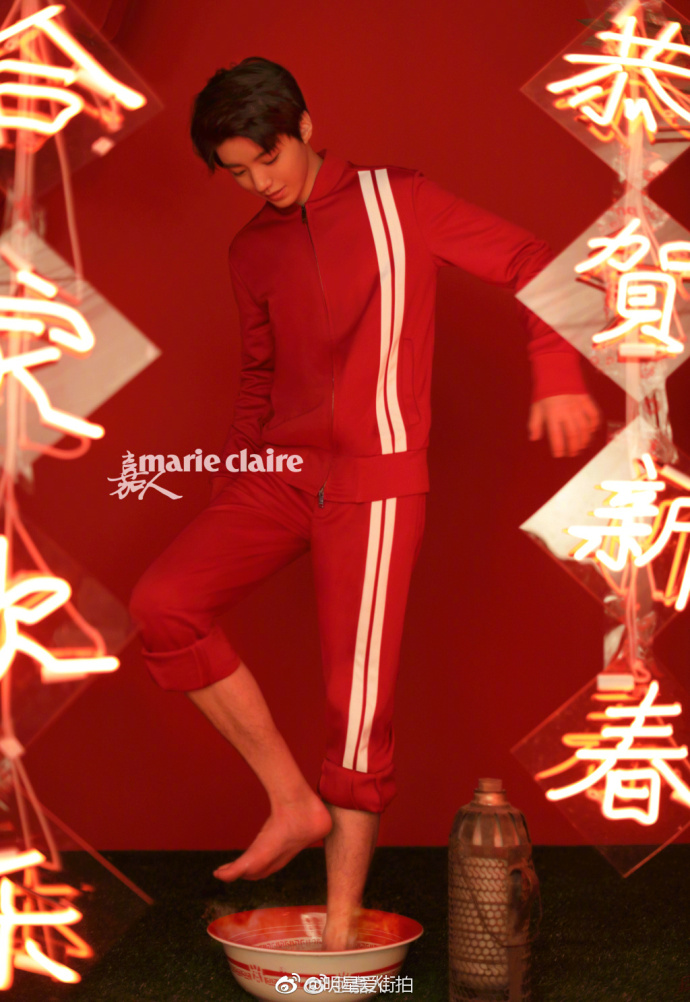 小鲜肉王俊凯新年红身穿Dolce & Gabbana西装登上《 5