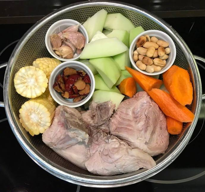 热乎乎的煲汤食材图片