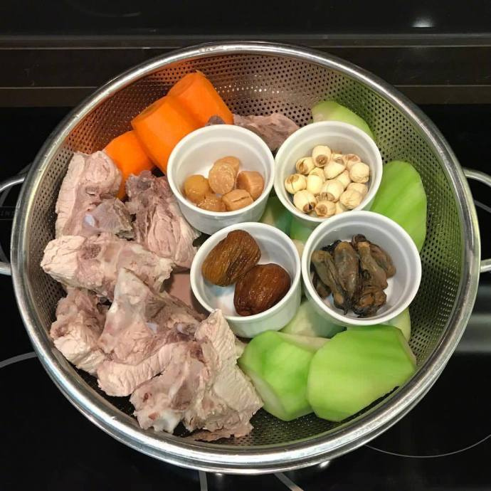 热乎乎的煲汤食材图片 3