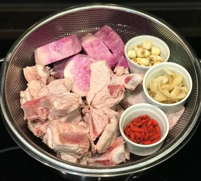 热乎乎的煲汤食材图片 4