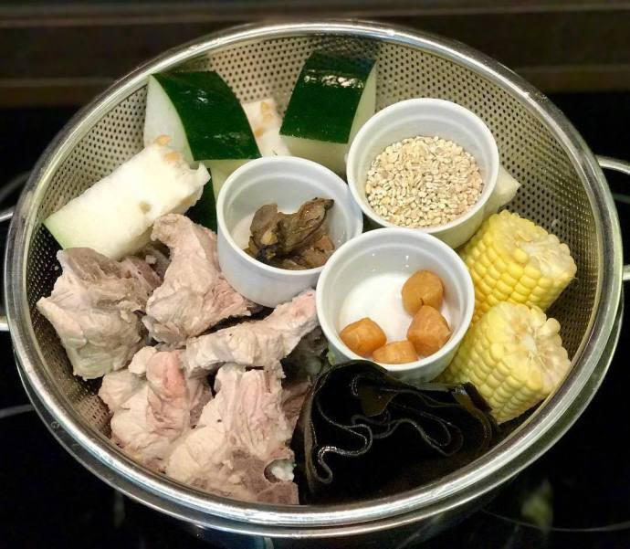 热乎乎的煲汤食材图片 5