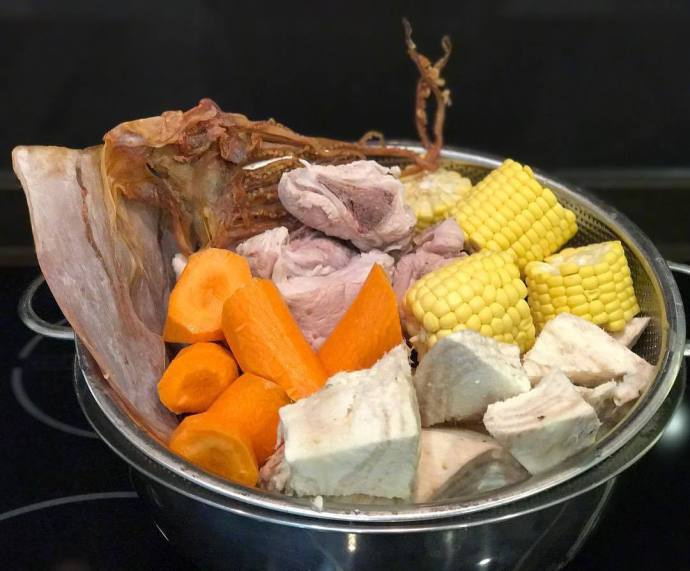 热乎乎的煲汤食材图片 6