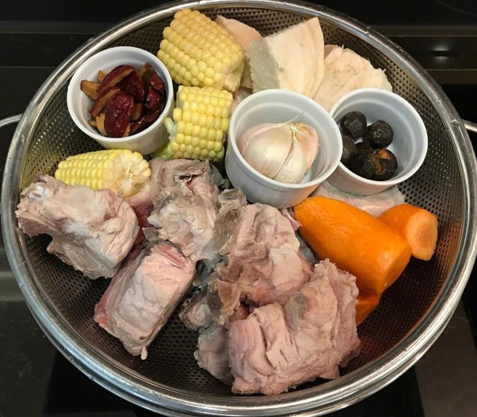 热乎乎的煲汤食材图片 7