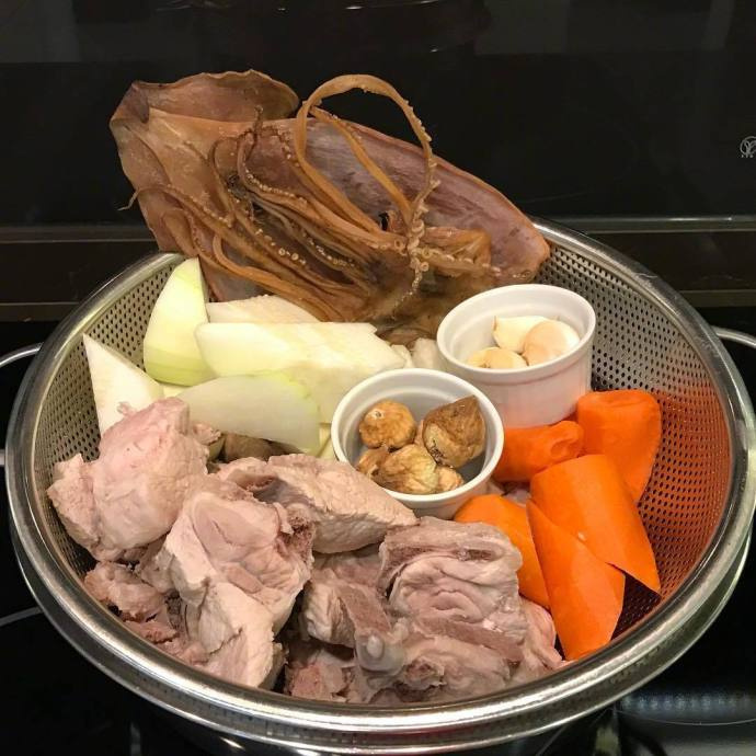 热乎乎的煲汤食材图片 8