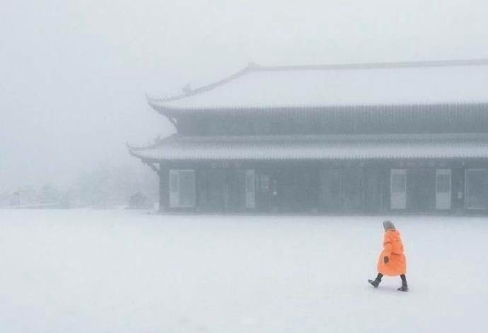 峨眉山风景图片_峨眉山雪中人独行,总是宁静中多 2