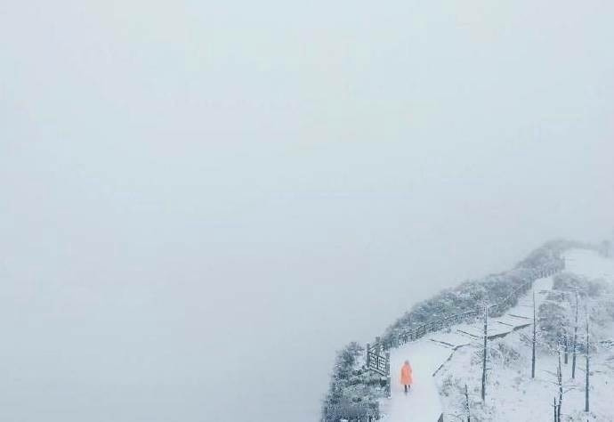 峨眉山风景图片_峨眉山雪中人独行,总是宁静中多 3