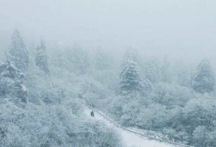 峨眉山风景图片_峨眉山雪中人独行,总是宁静中多 7