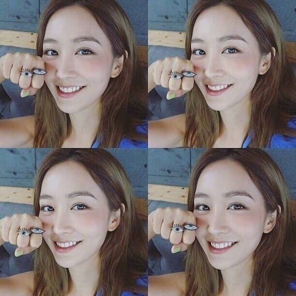 美女自拍姿势_女生四宫格拍照法get 4