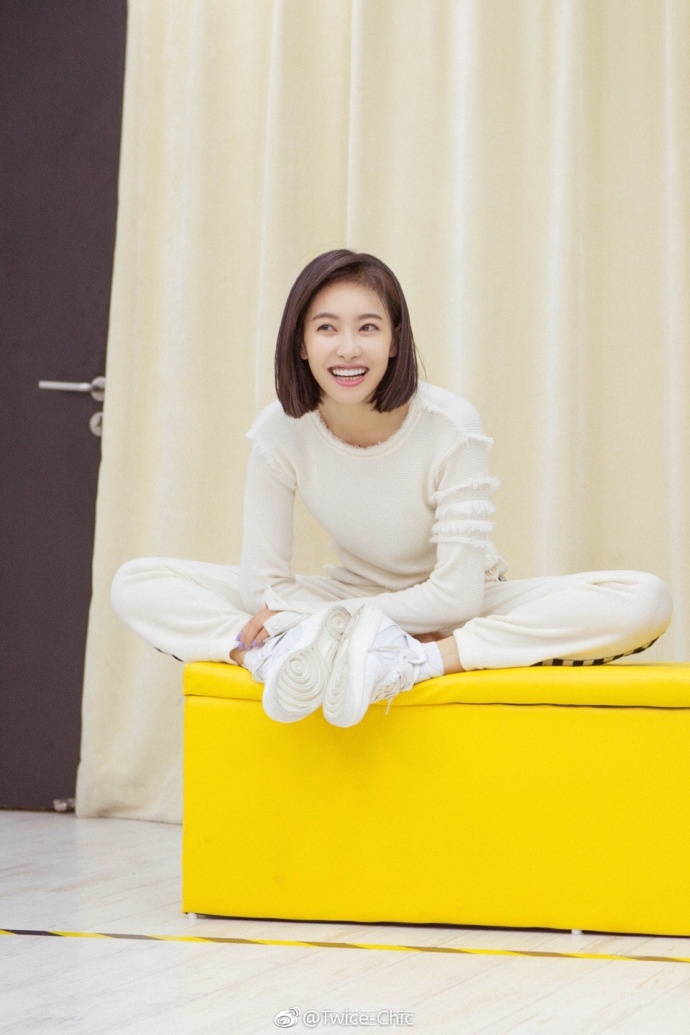 大眼美女明星宋茜练舞花絮私服身着Thom Browne毛衣 3