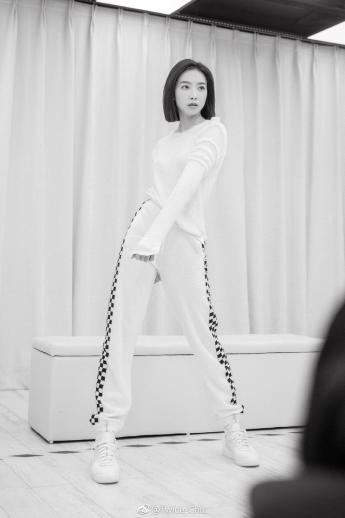 大眼美女明星宋茜练舞花絮私服身着Thom Browne毛衣 5