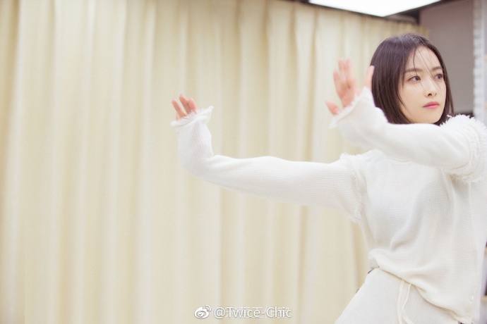 大眼美女明星宋茜练舞花絮私服身着Thom Browne毛衣 7