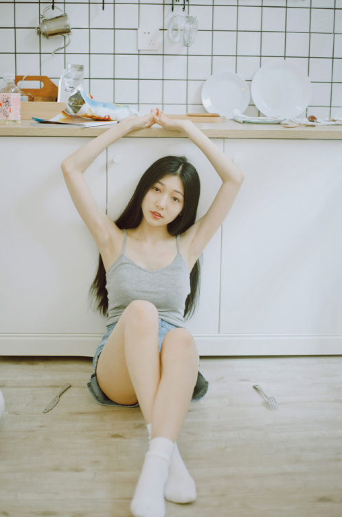 热裤吊带美女居家性感大长腿撩人